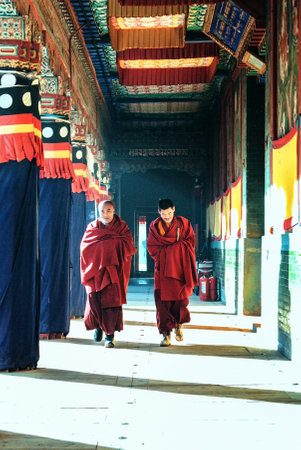 Xining, China - 25 December 2009: Tibetan Buddhist monks in red robes at Ta'er Monasteryのeditorial素材