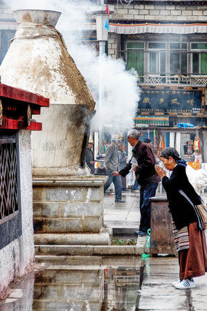 Shigatse Tibet, China - 01 September 2007:. Pilgrims with recite in the Tashilhunpo cloister, Shigatseのeditorial素材