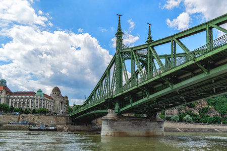 Green Liberty Bridge (Hungarian: SzabadsÃ¡g hÃ­d) connecting Buda and Pest parts of the city. Budapest, Hungaryの写真素材