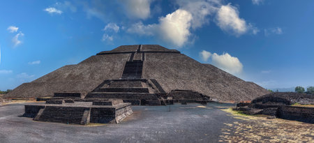 Frontal view of the Sun Pyramid at Teotihuacan Ruins ,Mexico City, Mexicoの写真素材