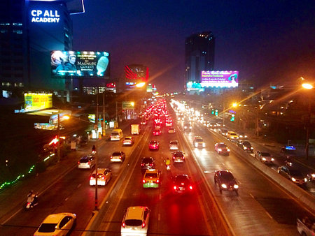Traffic on changwattana roadの素材