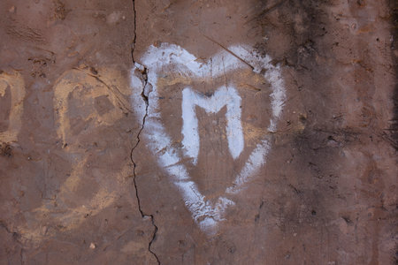 Heart on a cracked walの写真素材