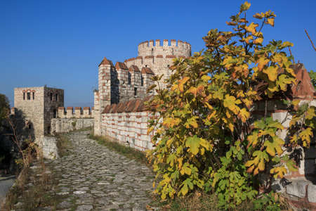 Yedikule Fortress is a section Walls of Constantinople.  It was used as a treasury, archive, and state prison. Voyage en Moree, Constantinople, en Albanie, et dans plusieurs autres parties de l\'Empire Othoman, pendant les annes 1798, 1799, 1800 et 1801 bのeditorial素材