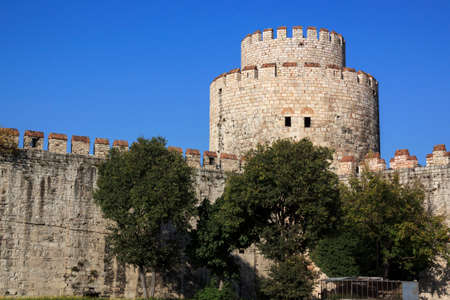 Yedikule Fortress is a section Walls of Constantinople.  It was used as a treasury, archive, and state prison. Voyage en Moree, Constantinople, en Albanie, et dans plusieurs autres parties de l\'Empire Othoman, pendant les annes 1798, 1799, 1800 et 1801 bのeditorial素材