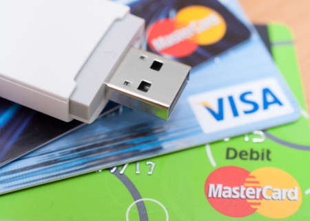 Photo pour PRAGUE, CZECH REPUBLIC - AUGUST 7, 2015: Photo of VISA and MasterCard and Mobile Broadband USB Stick - image libre de droit