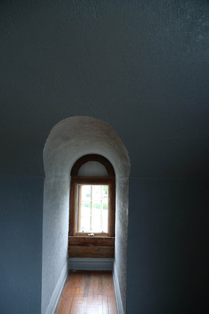 Keyhole window in an empty roomの写真素材