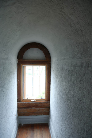 Keyhole window in an empty roomの写真素材