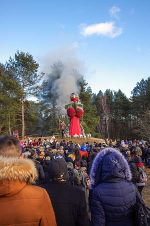 KAUNAS, LITHUANIA - FEBRUARY 25: Spectators watching More burning ceremony at Uzgavenes in Rumsiskes on Feb 25, 2017, Kaunas, Rumsiskes, Lithuaniaのeditorial素材