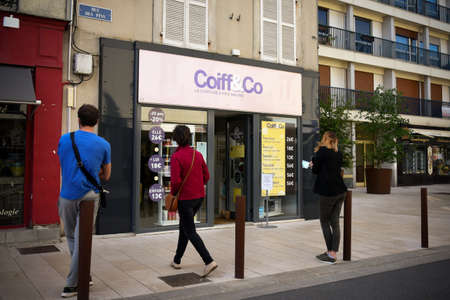 people waiting for hairdresser after deconfinementのeditorial素材