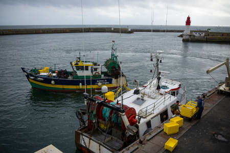 SEPTEMBER 2021 - GUILVINEC - FRANCE: view on fisherman unloading their fish on the harbor of the guivilnec in Brittanyのeditorial素材