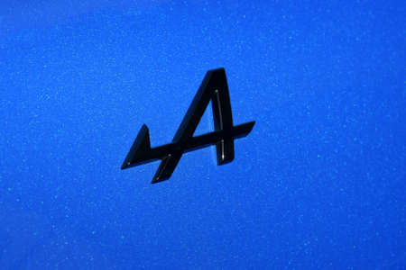 SEPTEMBER 2021 - MELUN - FRANCE: view on the Renault Alpine logo which is a famous mark of carのeditorial素材