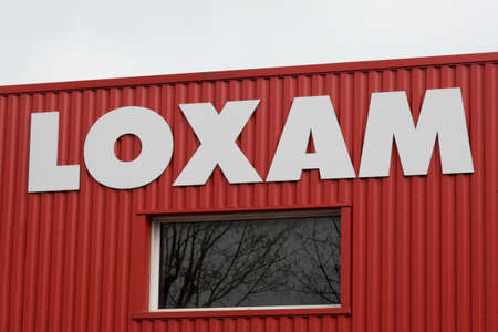 SEPTEMBER 2021 - MELUN - FRANCE: View on the Loxam signboardのeditorial素材