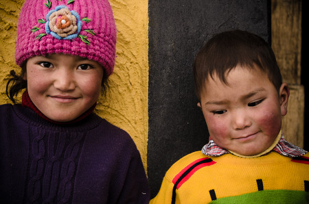 North India children gave embarrassed smile to the cameraのeditorial素材