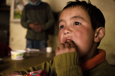 North India little boy eating snackのeditorial素材