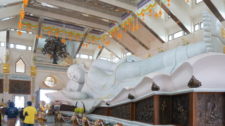 Udon Thani , Thailand â 18 November,2020 : Beautiful large reclining Buddha which made from white Italian carrara marble with tourist walking around in Udon Thani  â 18 November, 2020 in Udon Thani , Thailandのeditorial素材
