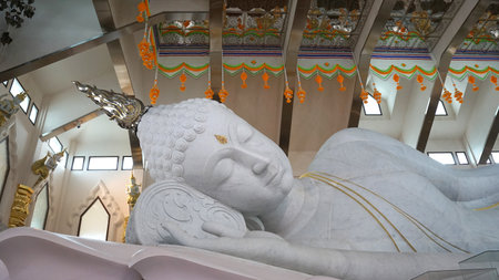 Udon Thani , Thailand â 18 November,2020 : Beautiful large reclining Buddha which made from white Italian carrara marble with tourist walking around in Udon Thani  â 18 November, 2020 in Udon Thani , Thailandのeditorial素材