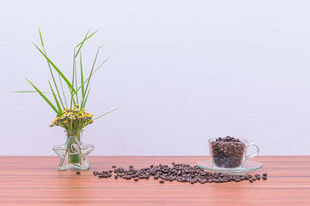 Coffee beans And flower vases At the deskの写真素材