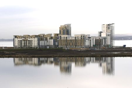 Leith Docks was on the banks of the Firth of Forth and was the main port for all seagoing ships arriving in Edinburgh, Scotland. The docks have been reduced in size and some areas are now a mixture of shopping malls and housing. This photo shows one sectの写真素材
