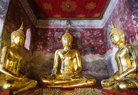 golden buddhas in wat sutat, bangkokのeditorial素材