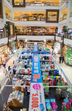 BANGKOK, THAILAND - September 19   Unidentified visitors shoping at Central Pinklao on September 19, 2013 in Bangkok, Thailandのeditorial素材