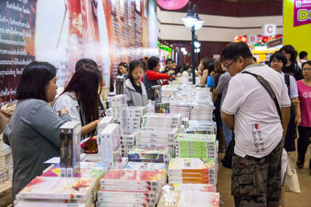 Bangkok, Thailand - October 18, 2013 : Unidentified visitors  buy the books on October 18, 2013 in Bangkok, Thailandのeditorial素材