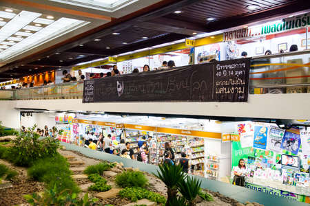 Bangkok, Thailand - October 18, 2013 : Unidentified visitors  buy the books on October 18, 2013 in Bangkok, Thailandのeditorial素材