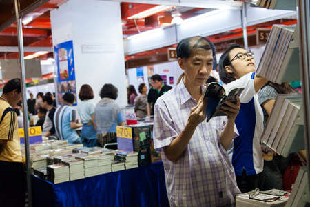 Bangkok, Thailand - October 18, 2013 : Unidentified visitors  buy the books on October 18, 2013 in Bangkok, Thailandのeditorial素材