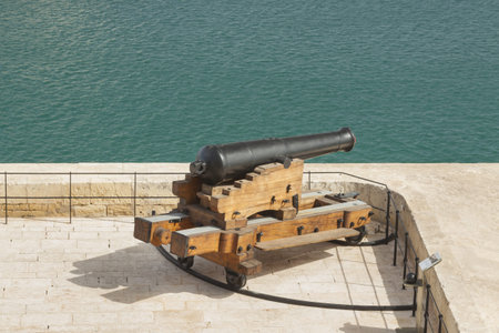 Malta, Valletta, cannons of the Saluting Battery seen from Upper Barrakka Gardens