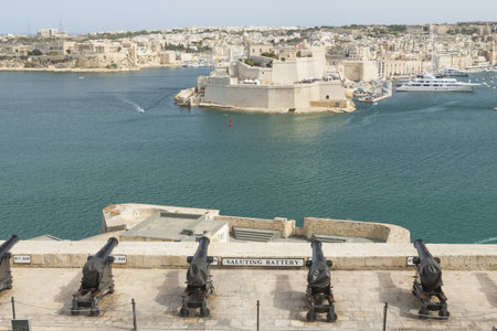 Malta, Valletta, cannons of the Saluting Battery seen from Upper Barrakka Gardensの写真素材
