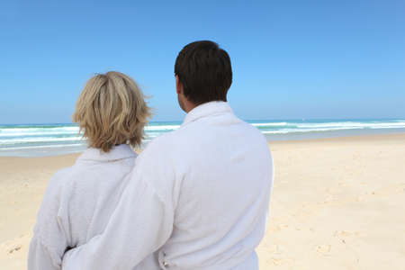 couple looking at the beachの写真素材