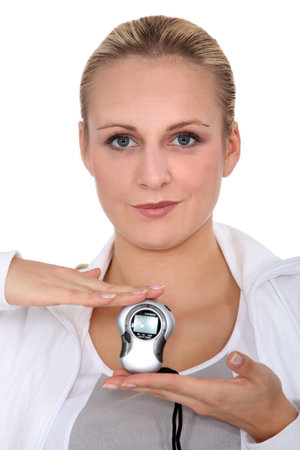 a blonde woman wearing a tracksuit and showing a mp3 reader