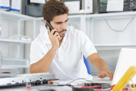 technician reqesting some help from the hqの写真素材