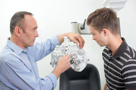ophtalmologist with patient
