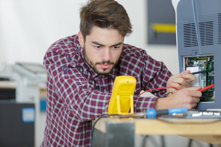 measurement of voltage in electrical outlet with a multimeter