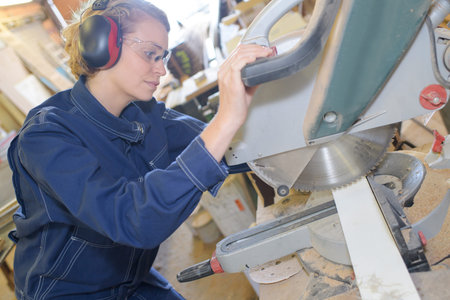 industrial carpenter using an electronic saw