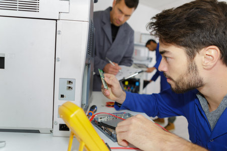 Lesson with an electrician and apprentice