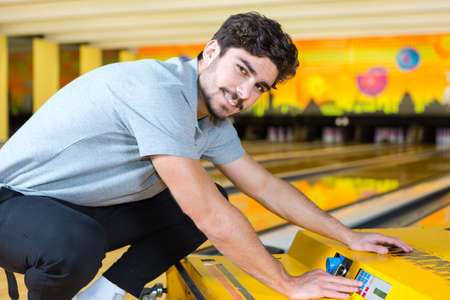worker setting the ball machine dispenserの写真素材
