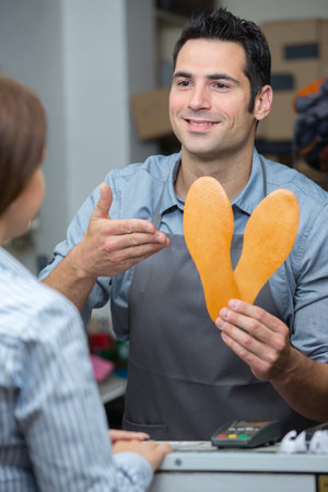 a consultant offering orthopedic insoles