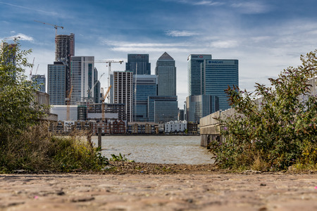 A cityscape of London viewed from across the River Thames featuring Canary Wharfのeditorial素材