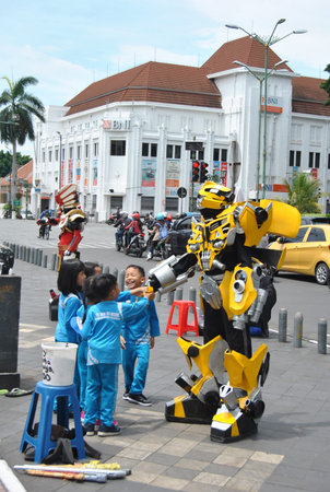Transformers are on the sidewalk jogjakarta, this is a citizen jogja who is making a living by using transformers costume and when there are invites photos together with him get the moneyのeditorial素材