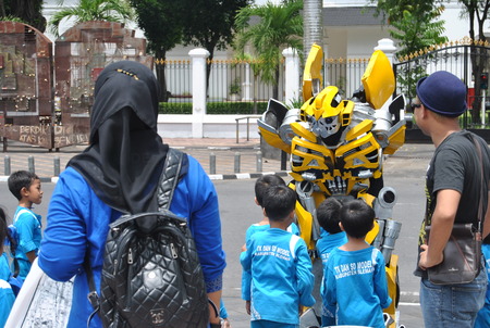 Transformers are on the sidewalk jogjakarta, this is a citizen jogja who is making a living by using transformers costume and when there are invites photos together with him get the moneyのeditorial素材