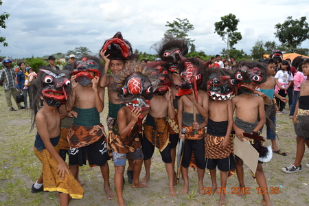 Bekakak, Community Ritual in Ambarketawang, Jogja. ... Bekakak ritual ceremony is a ritual of indigenous Javanese culture that aims to commemorate the loyalty of one of the favorite dukes of Sri Sultan Hamengku Buwono I named Kyai Wirasuta and Nyai Wirasuのeditorial素材