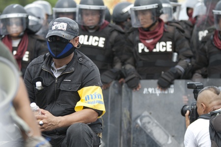 BANGKOK,THAILAND-NOVEMBER,24 Police Commandos guard a barricade on Makkhawan Bridge outside Government HQ on November 24,2012 in Bangkok, Thailand のeditorial素材