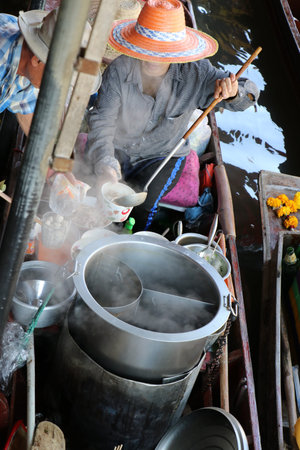 Damnoen Saduak, Ratchaburi, Thailand - Dec 31, 2018: Noodle soup seller on the boat  in the canal at Damnoen Saduak floating market.のeditorial素材