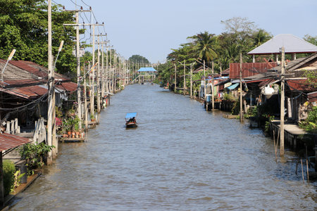 Life along the canal and long tail boat driving the on the Damnoensaduak canal at Ratchaburi Thailand.のeditorial素材