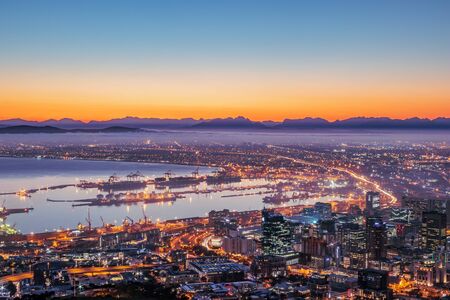 View of Table Mountain and Cape Town City at sunrise on a beautiful morning, Cape Town, South Africaの素材 [FY310149121446]