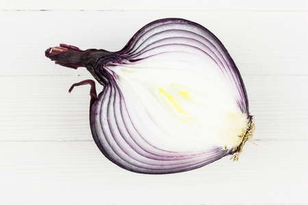 Slices of purple red onion. Fresh red onion.の写真素材