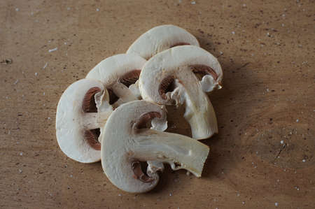 champignons sliced ??mushrooms wooden board brownの写真素材