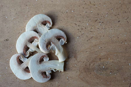champignons sliced ??mushrooms wooden board brownの写真素材