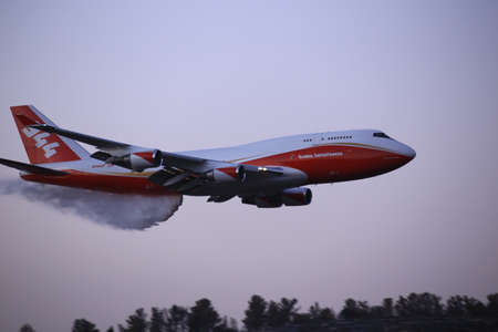 Super Tanker Firefighting aircraft in actionのeditorial素材